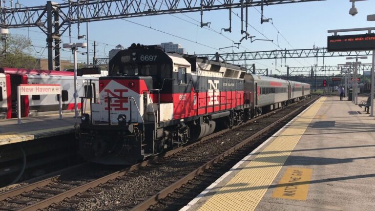 Shore Line East HD 60fps EMD GP40 2H 6697 Shoves Train 3604 Out Of New 